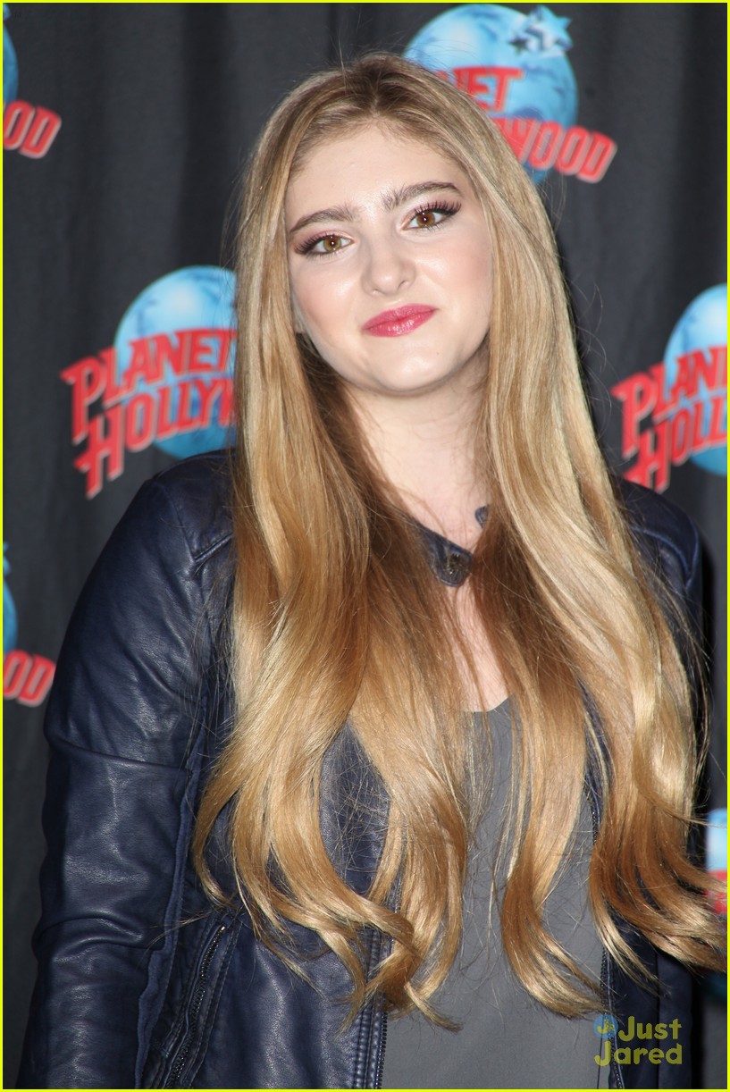 willow shields nyc outing planet hollywood 02