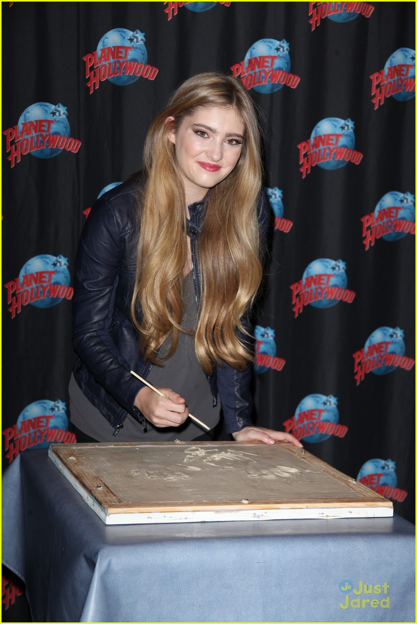 willow shields nyc outing planet hollywood 03