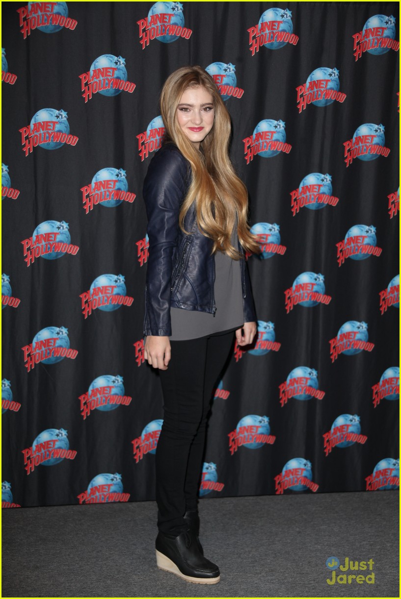 willow shields nyc outing planet hollywood 09