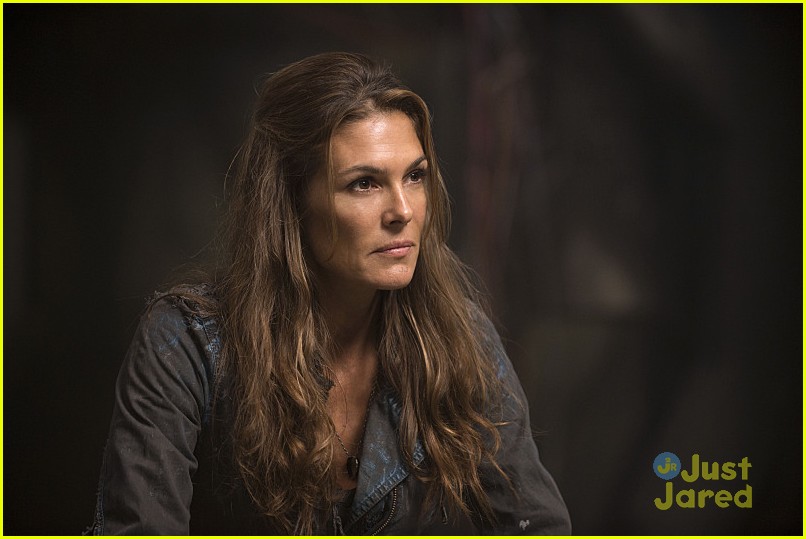 the 100 long into abyss stills 07
