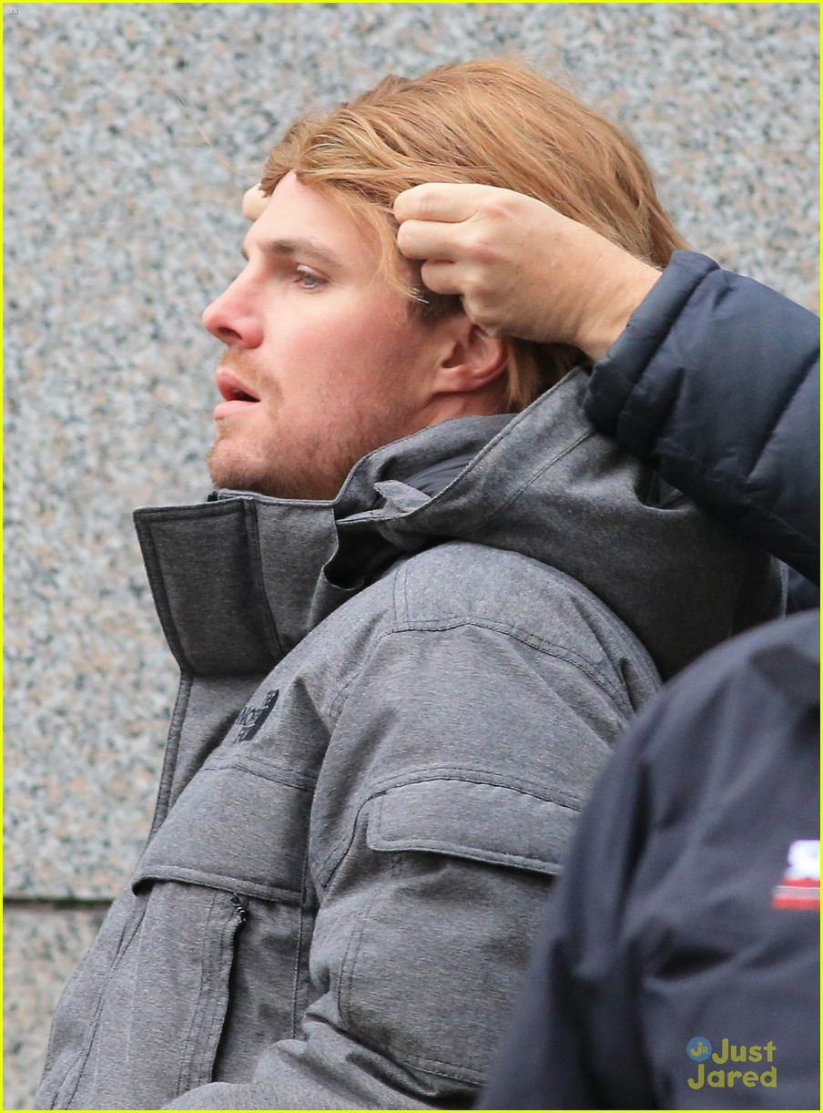 stephen amell wig gets attention from luke mitchell 04