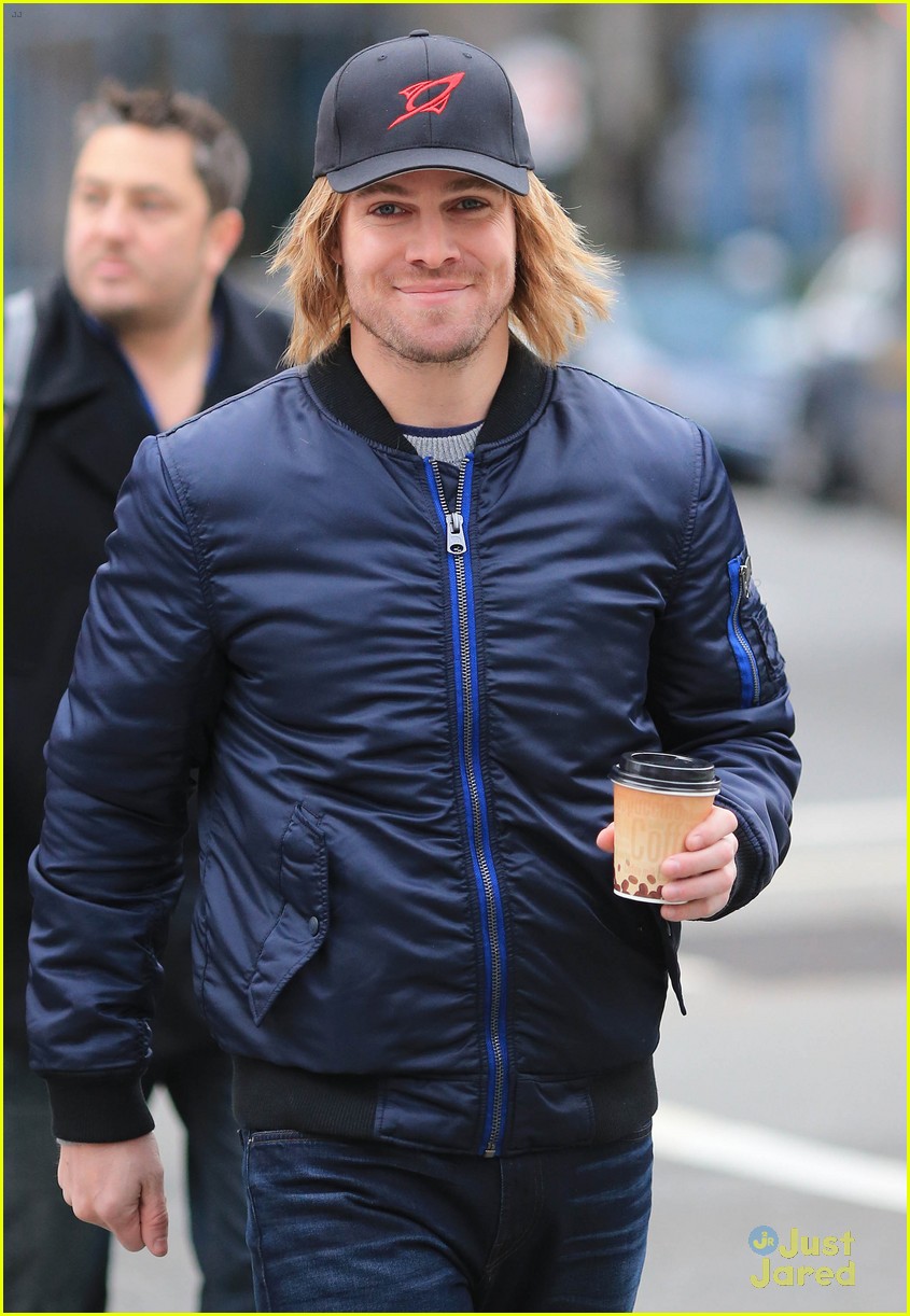 stephen amell wig gets attention from luke mitchell 07