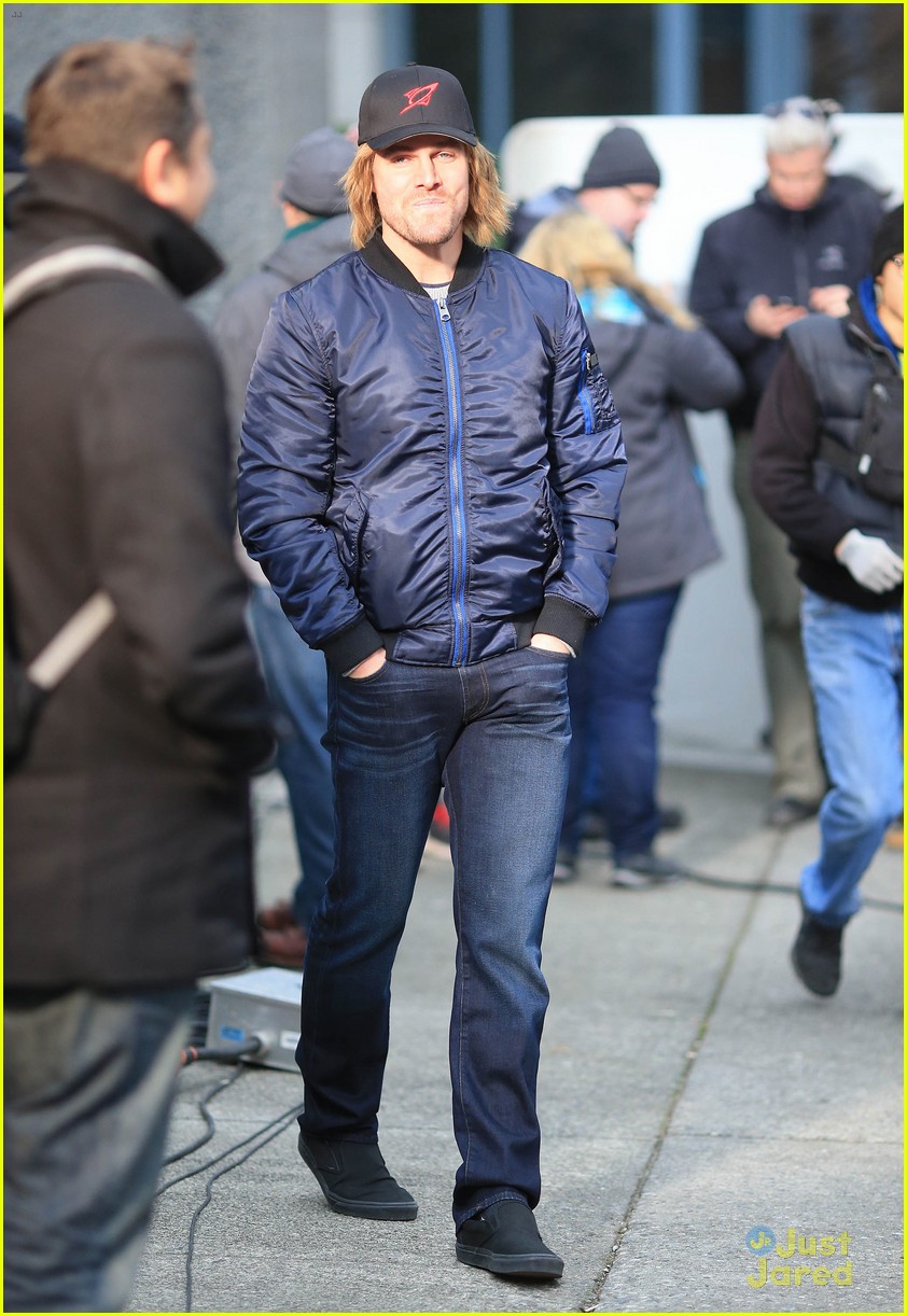 stephen amell wig gets attention from luke mitchell 08