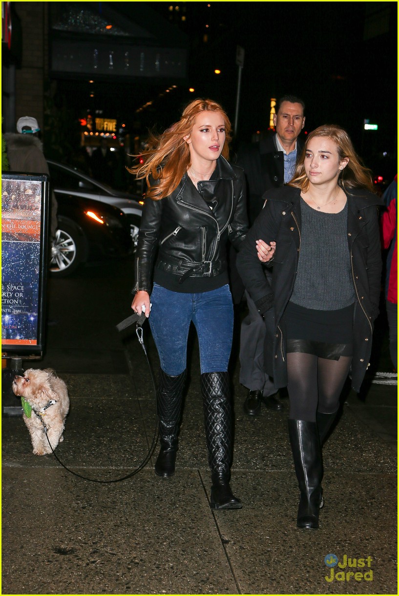 bella thorne view taping lax arrival 02