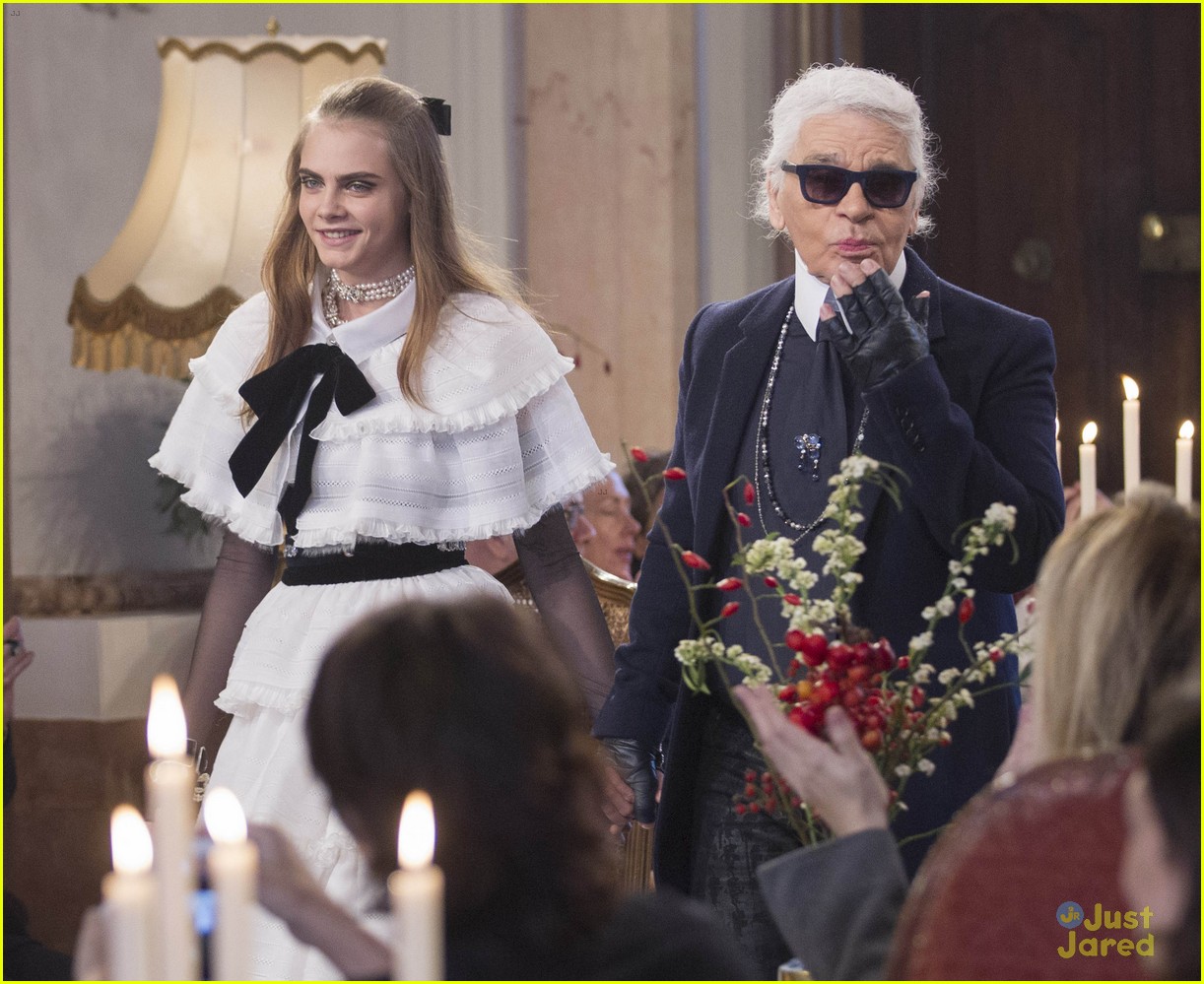 kendall jenner cara delevingne walked the runway today 07