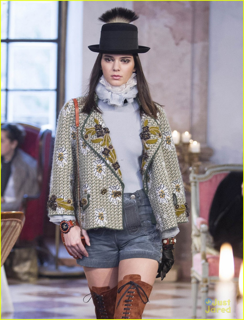 kendall jenner cara delevingne walked the runway today 11