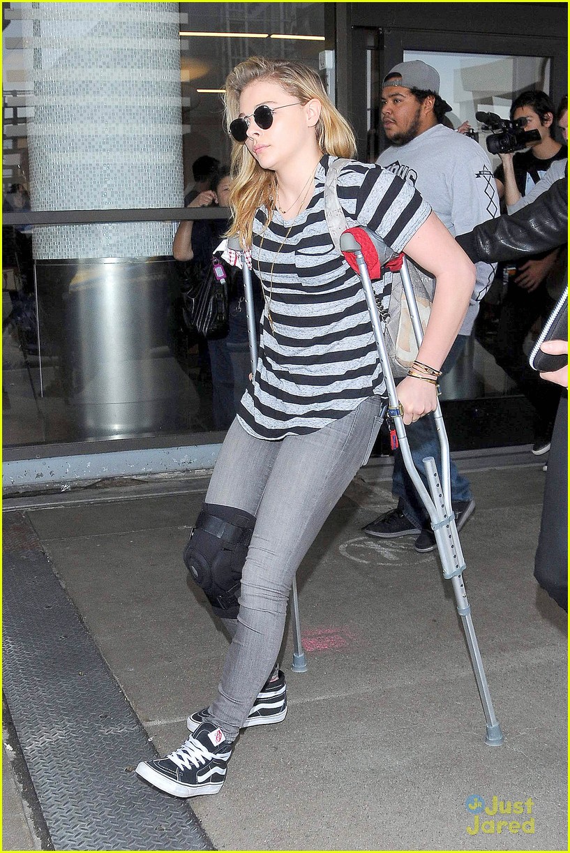 chloe moretz knee brace crutches lax arrival 02