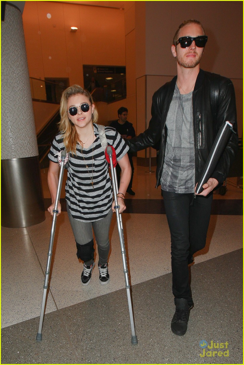 chloe moretz knee brace crutches lax arrival 03