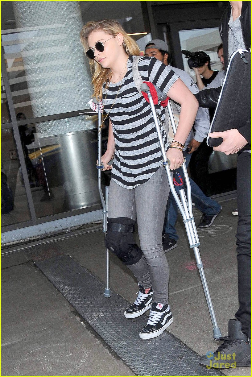 chloe moretz knee brace crutches lax arrival 07