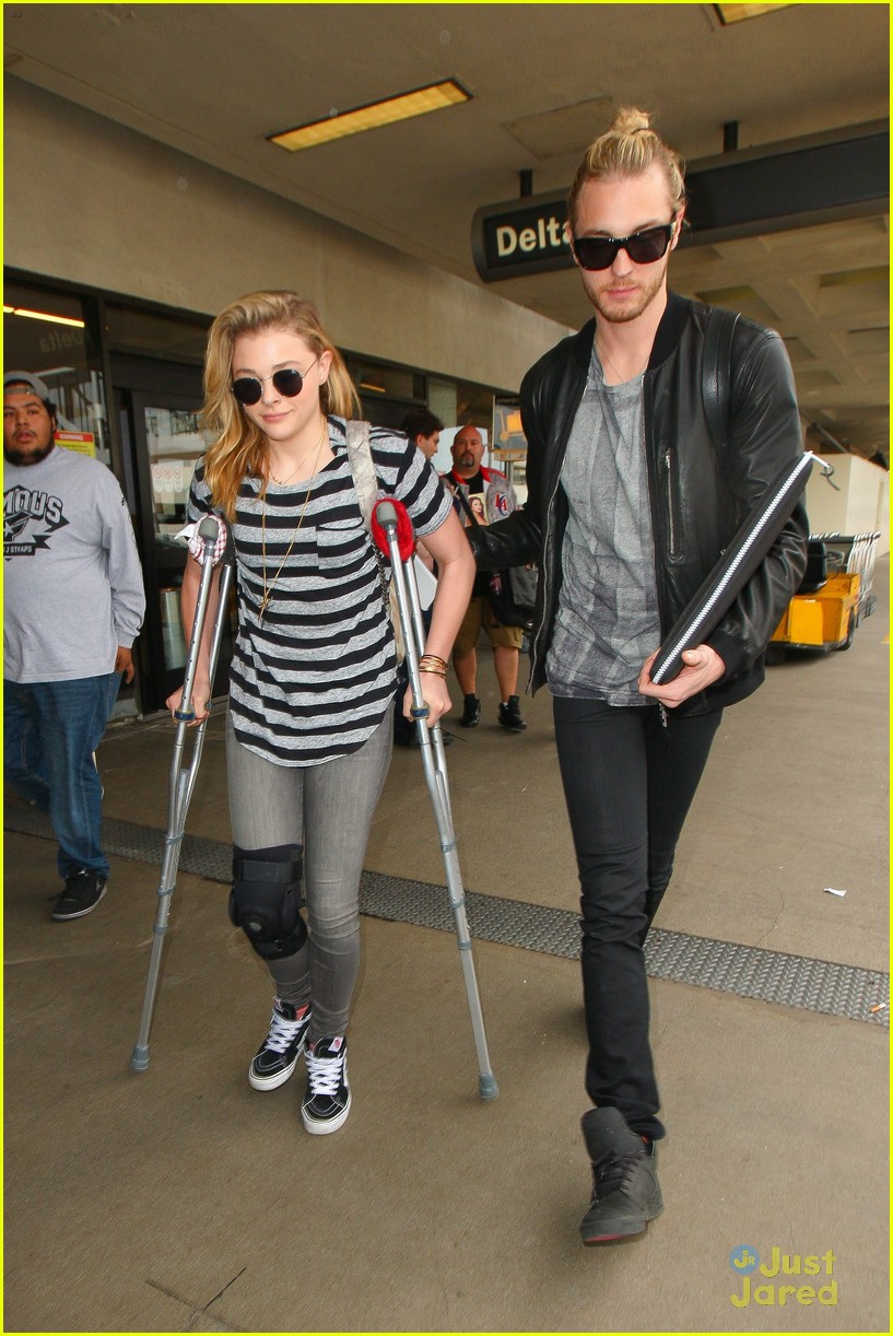 chloe moretz knee brace crutches lax arrival 08