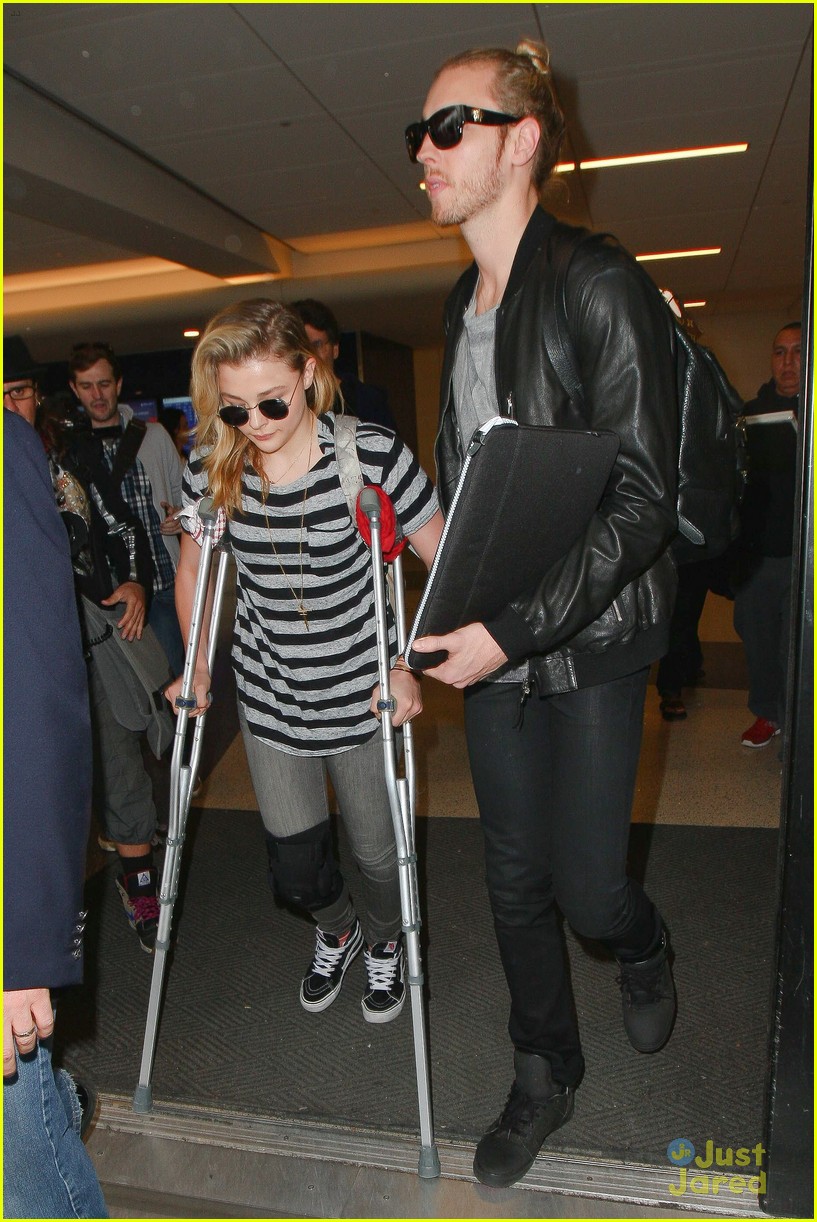 chloe moretz knee brace crutches lax arrival 11
