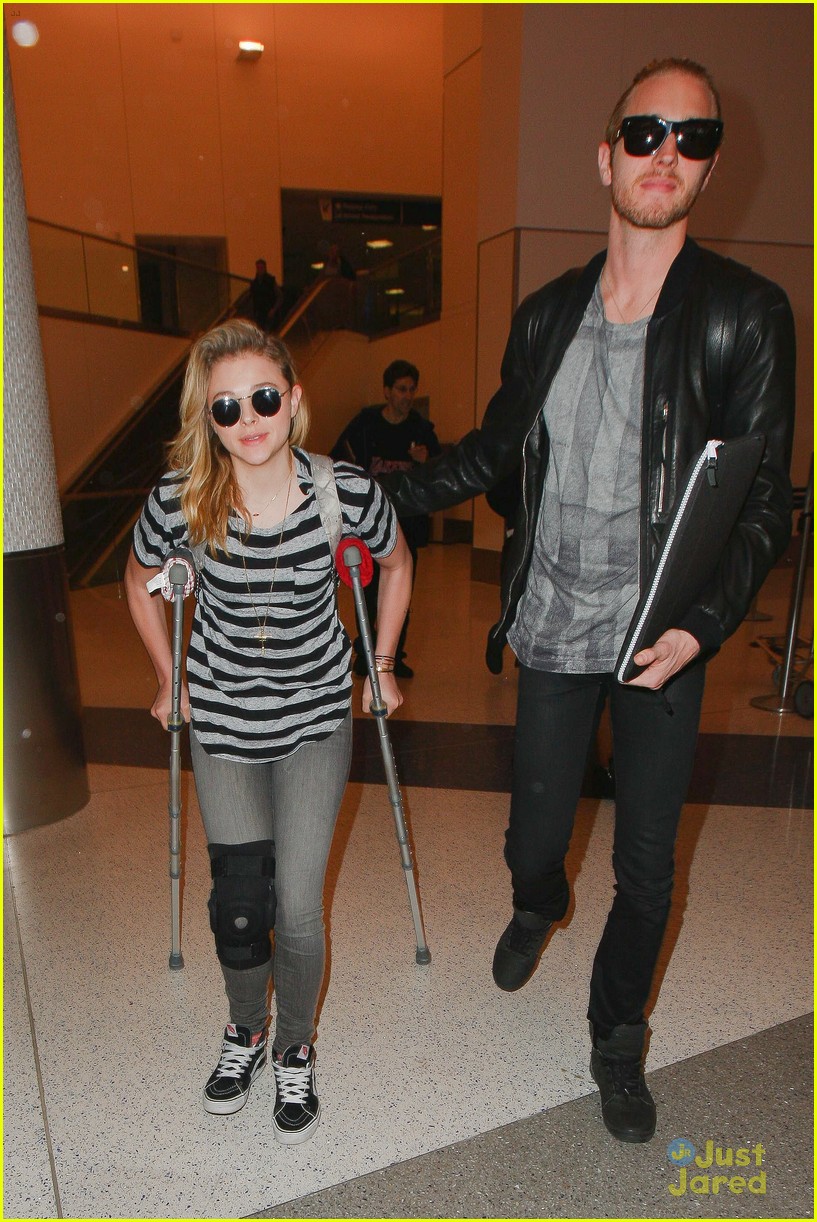 chloe moretz knee brace crutches lax arrival 13