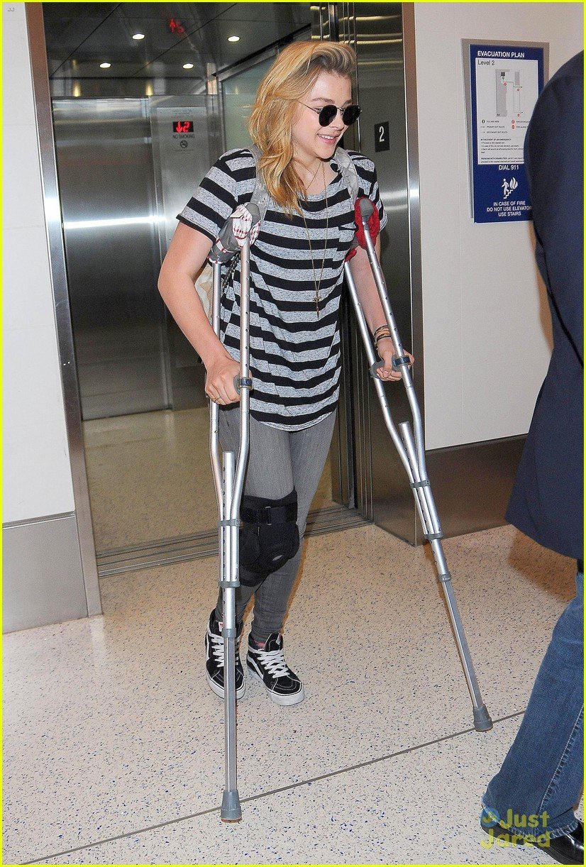chloe moretz knee brace crutches lax arrival 15