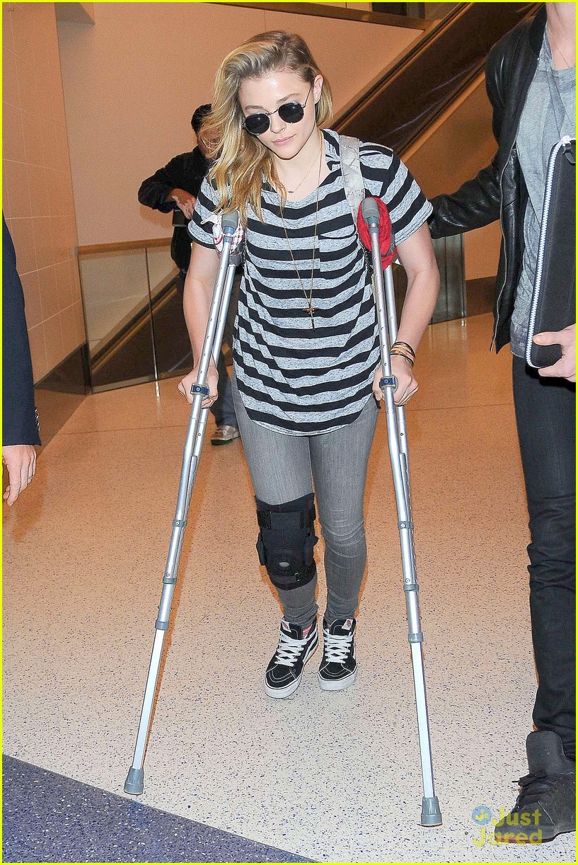 chloe moretz knee brace crutches lax arrival 18