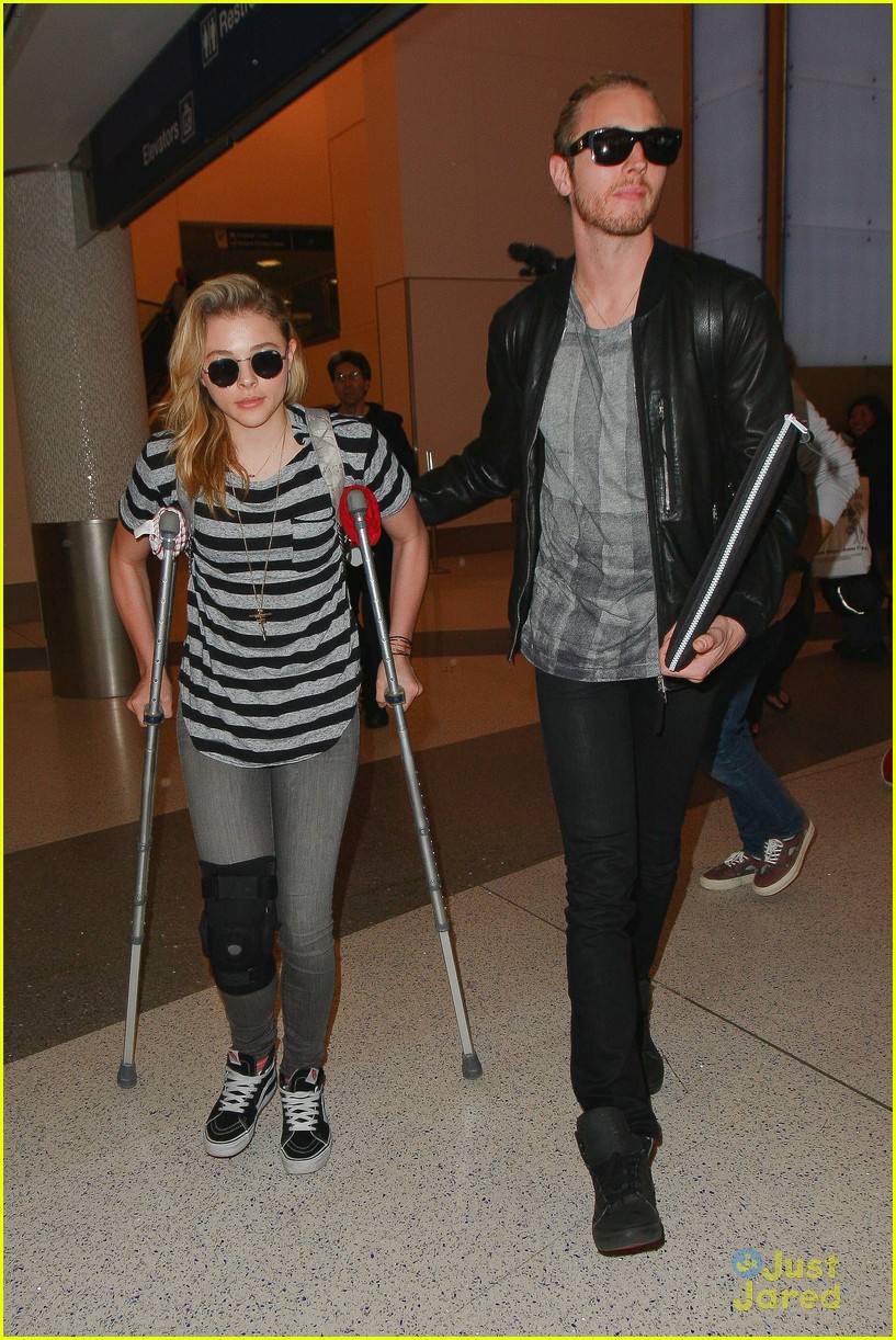 chloe moretz knee brace crutches lax arrival 20