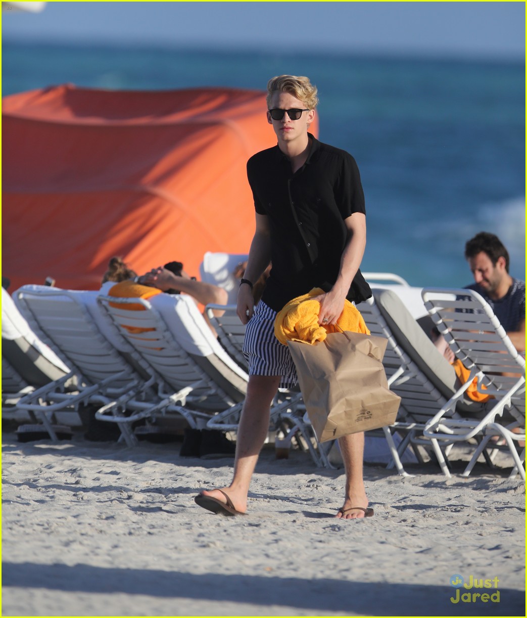 cody simpson beach chill after studio time 01