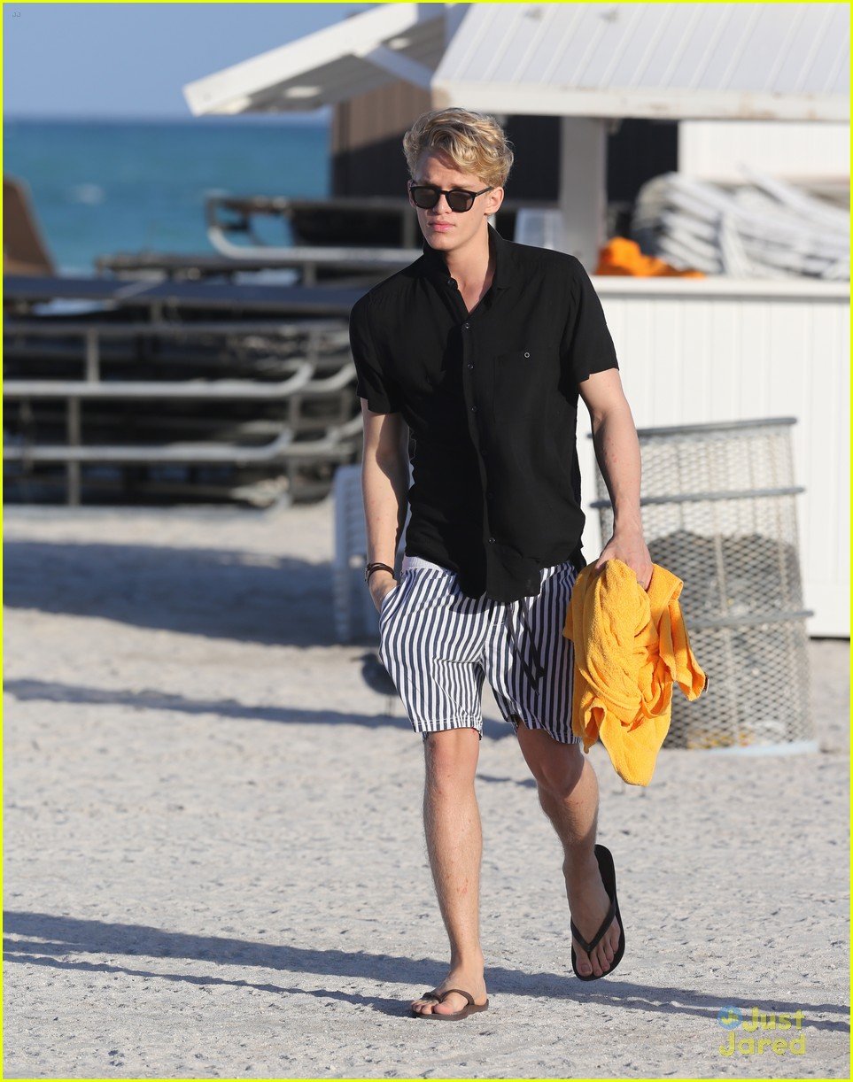 cody simpson beach chill after studio time 04