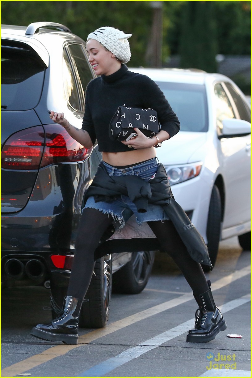 miley cyrus looks happy to be back in los angeles 01