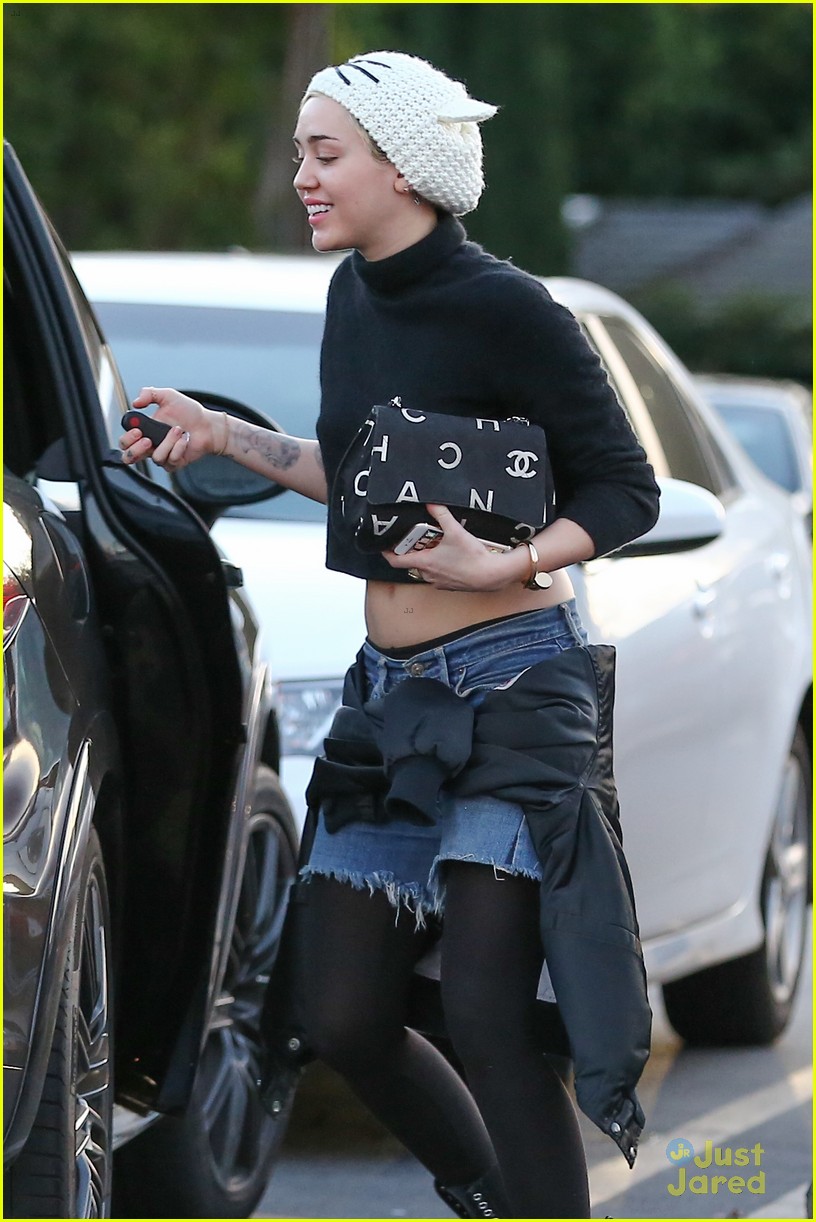 miley cyrus looks happy to be back in los angeles 02