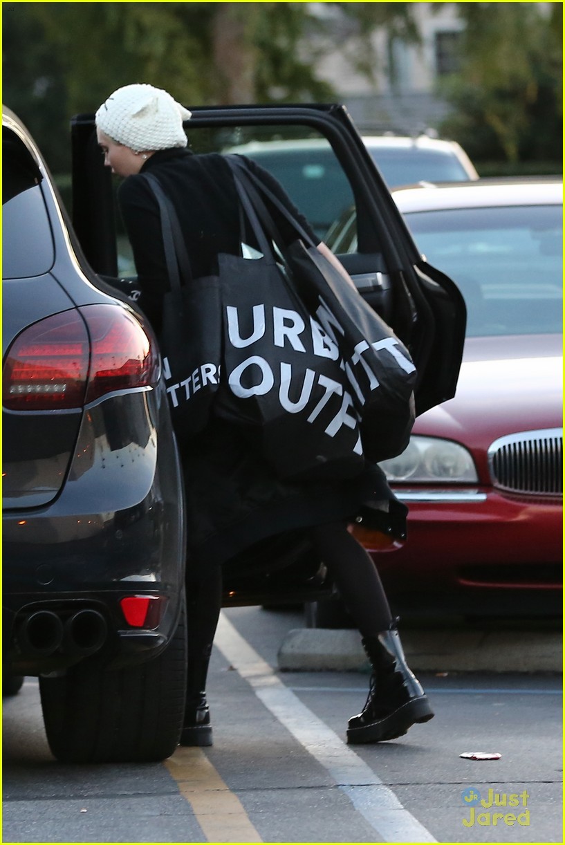 miley cyrus looks happy to be back in los angeles 08