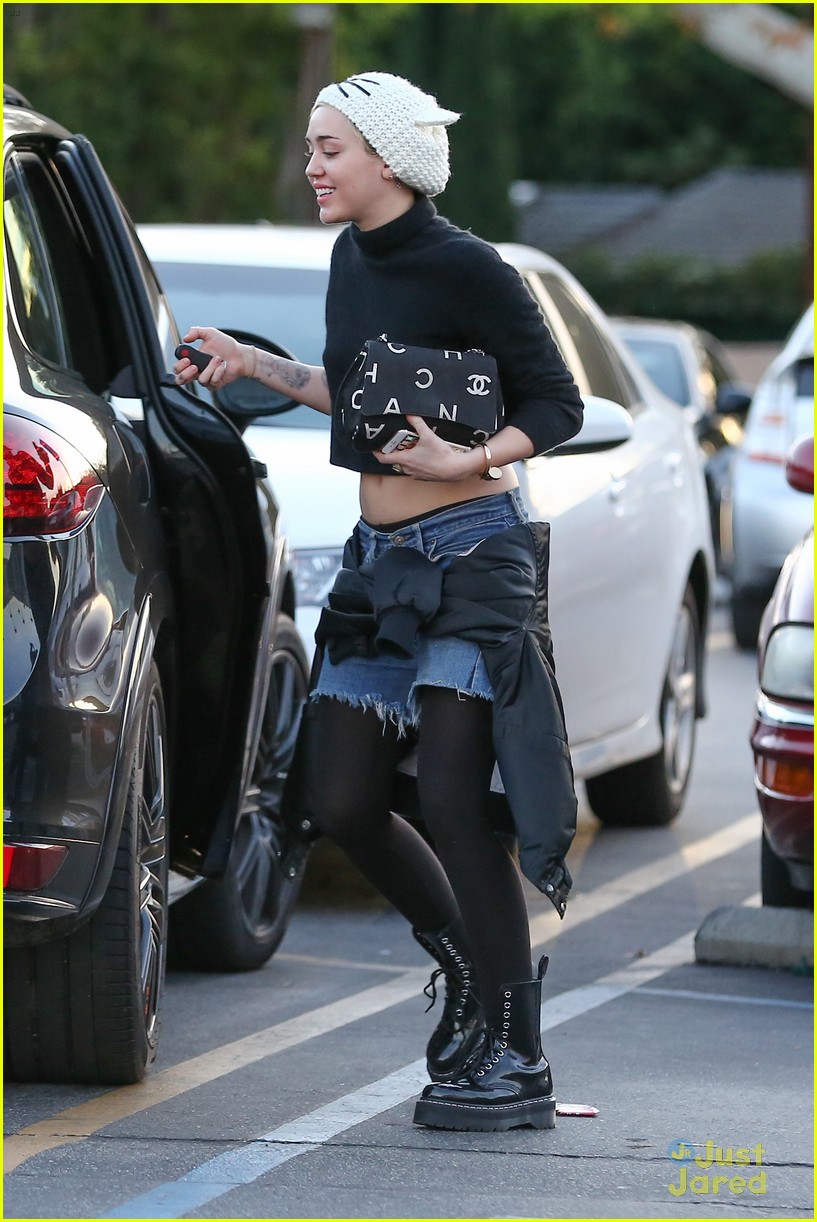 miley cyrus looks happy to be back in los angeles 10