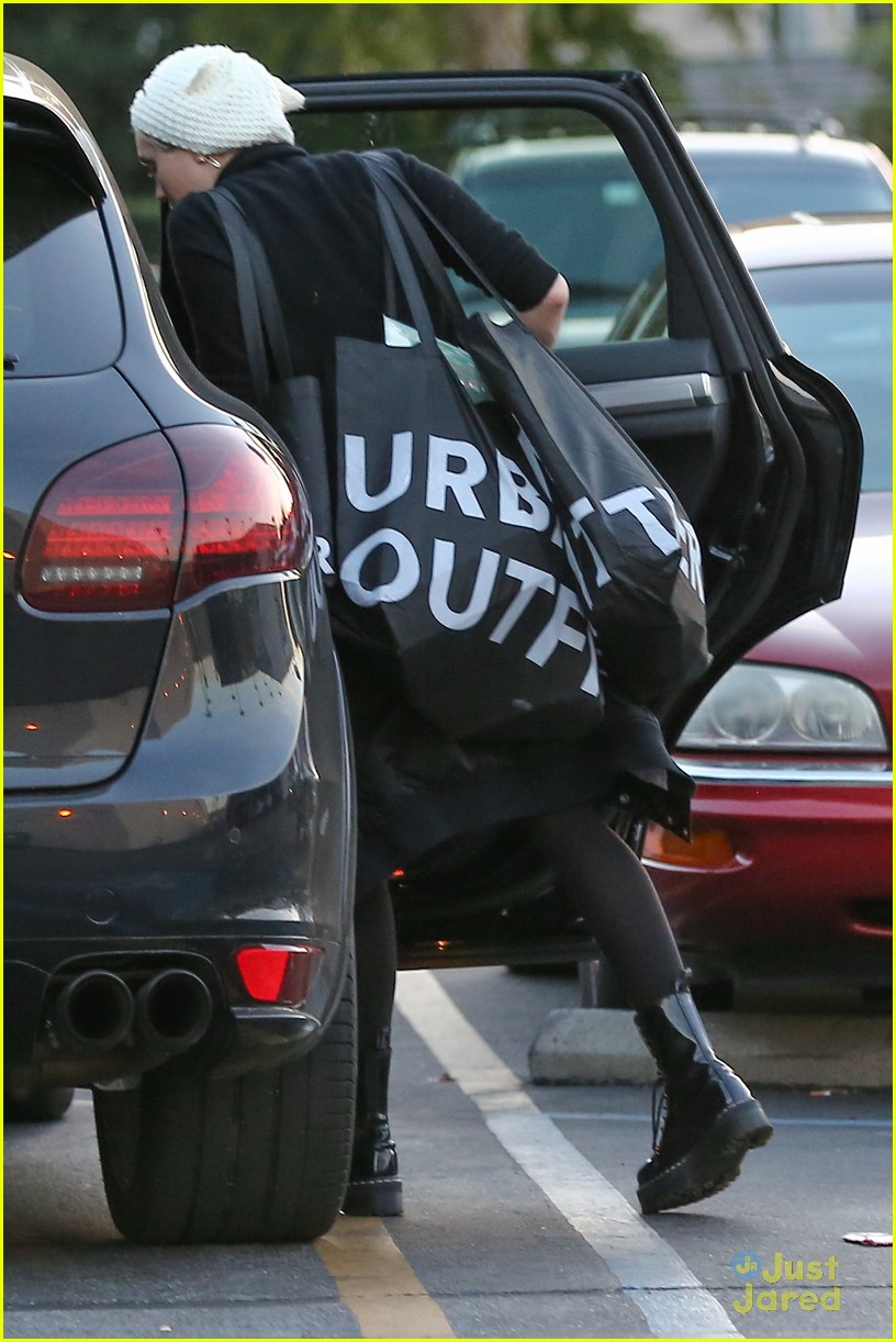 miley cyrus looks happy to be back in los angeles 11