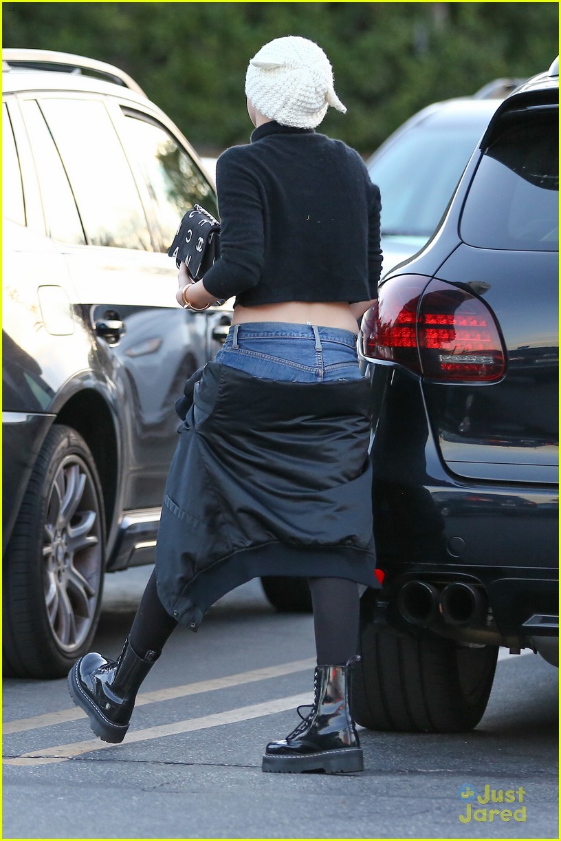 miley cyrus looks happy to be back in los angeles 19
