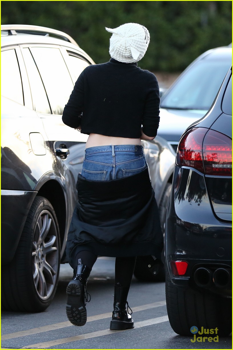 miley cyrus looks happy to be back in los angeles 20