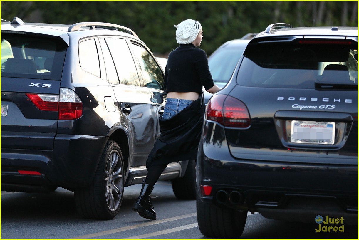 miley cyrus looks happy to be back in los angeles 21