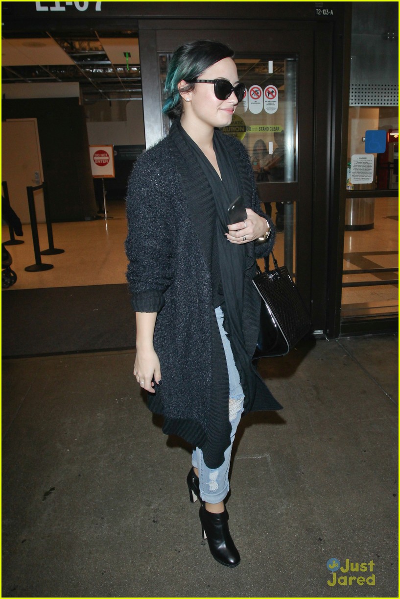 demi lovato is getting in holiday spirit 06