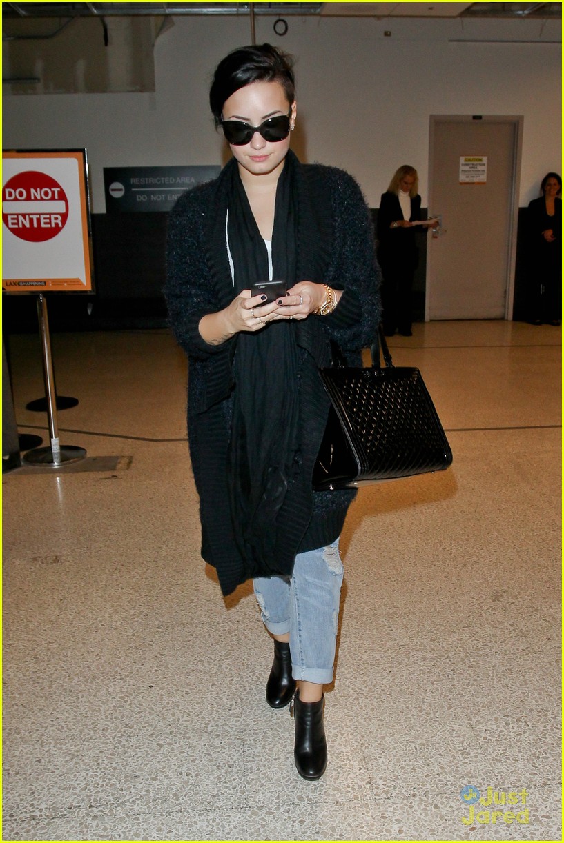 demi lovato is getting in holiday spirit 09