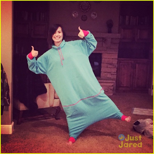 demi lovato looks ready for the new year in this new fashion trend 02