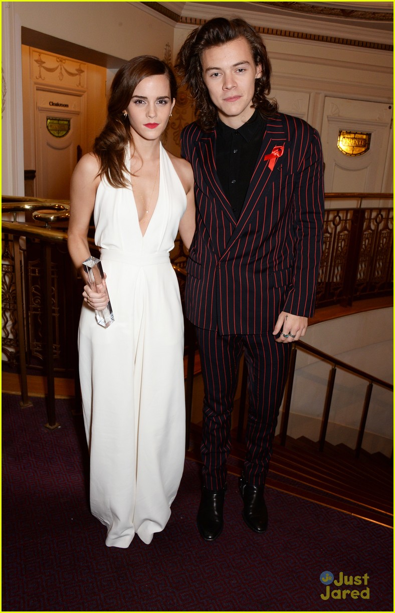 harry styles gave emma watson an award now the internet wants them to be a couple 03