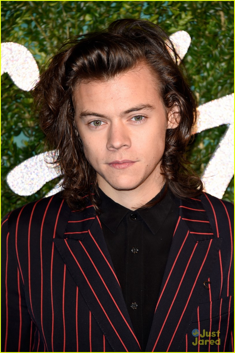 harry styles gave emma watson an award now the internet wants them to be a couple 04