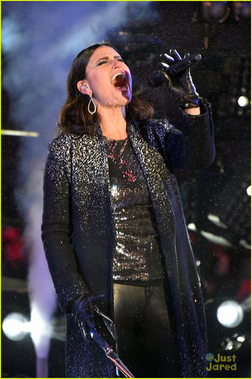idina menzel sings let it go on new years eve 2015 03