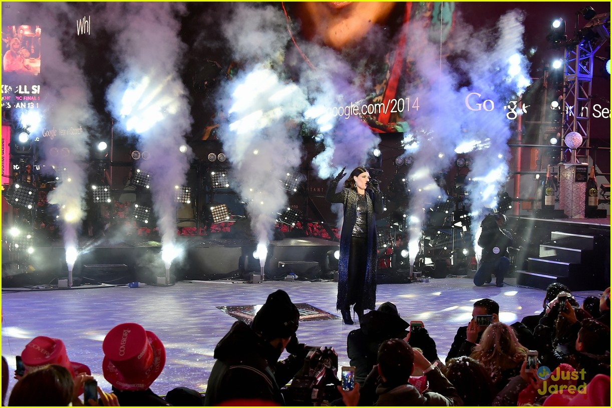 idina menzel sings let it go on new years eve 2015 04
