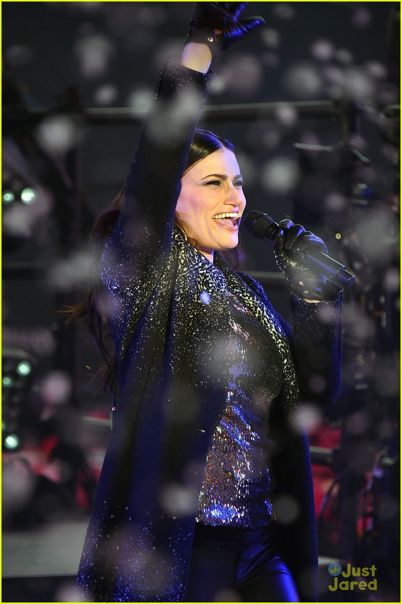 idina menzel sings let it go on new years eve 2015 12