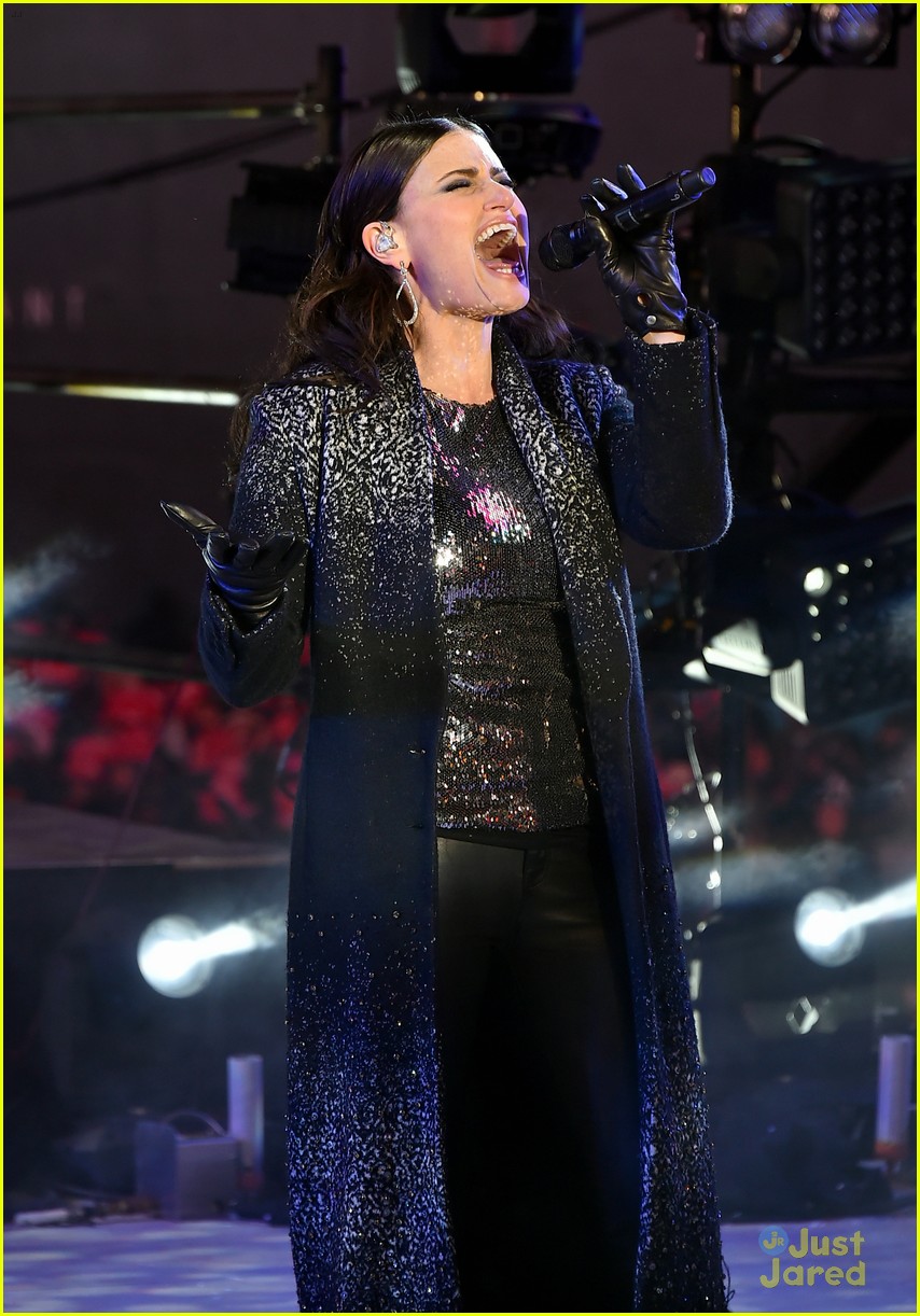 idina menzel sings let it go on new years eve 2015 15
