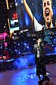 idina menzel sings let it go on new years eve 2015 10
