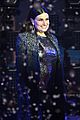 idina menzel sings let it go on new years eve 2015 11