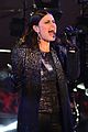 idina menzel sings let it go on new years eve 2015 13