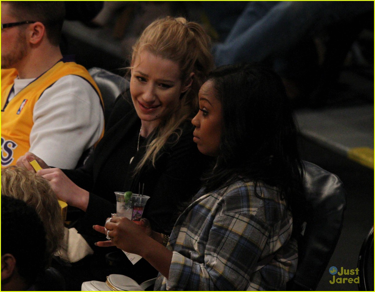 iggy azalea cheers on nick young at the lakers game 01