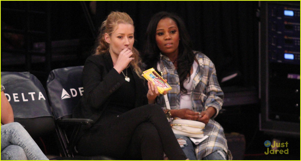 iggy azalea cheers on nick young at the lakers game 02