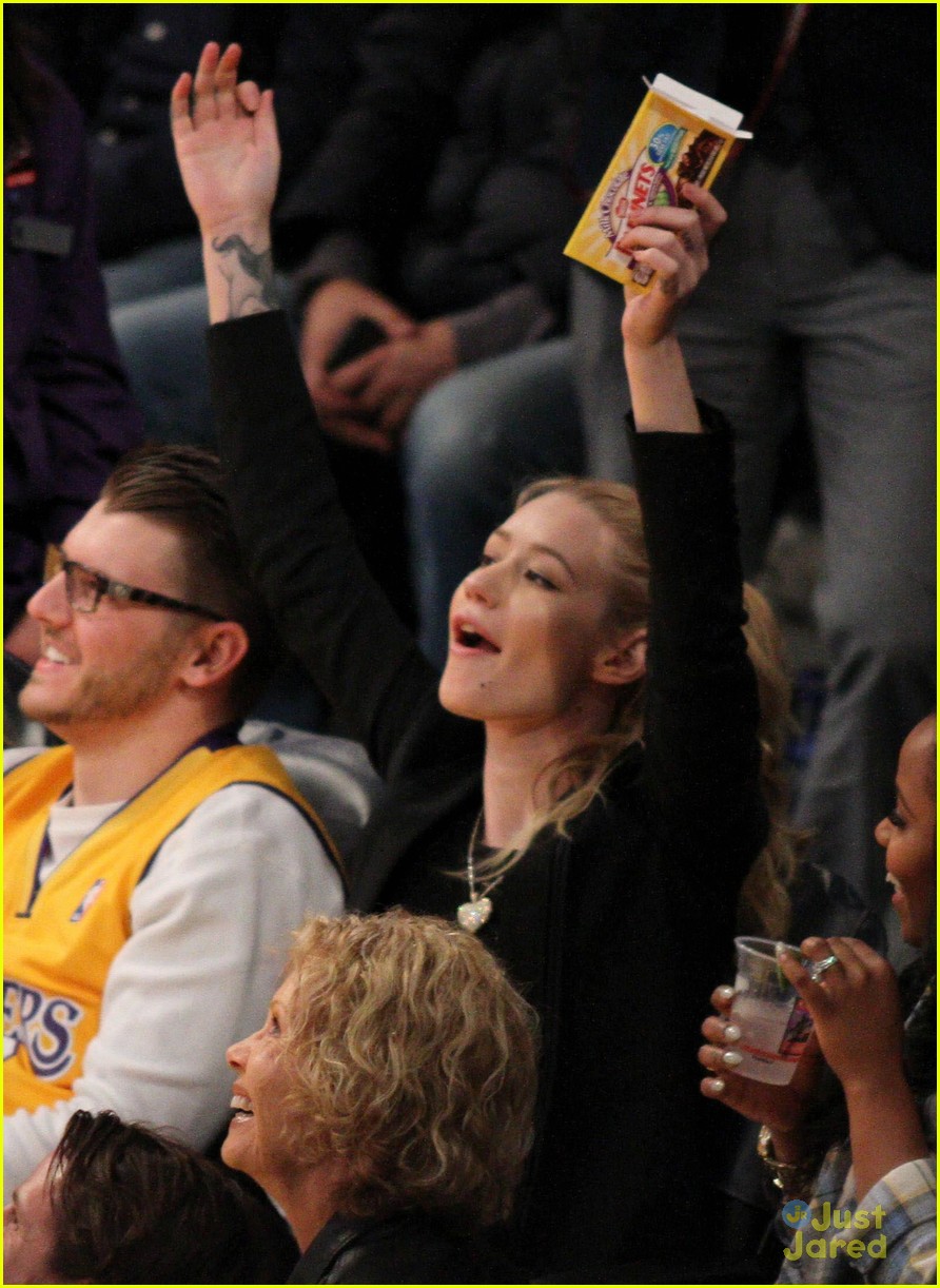 iggy azalea cheers on nick young at the lakers game 03