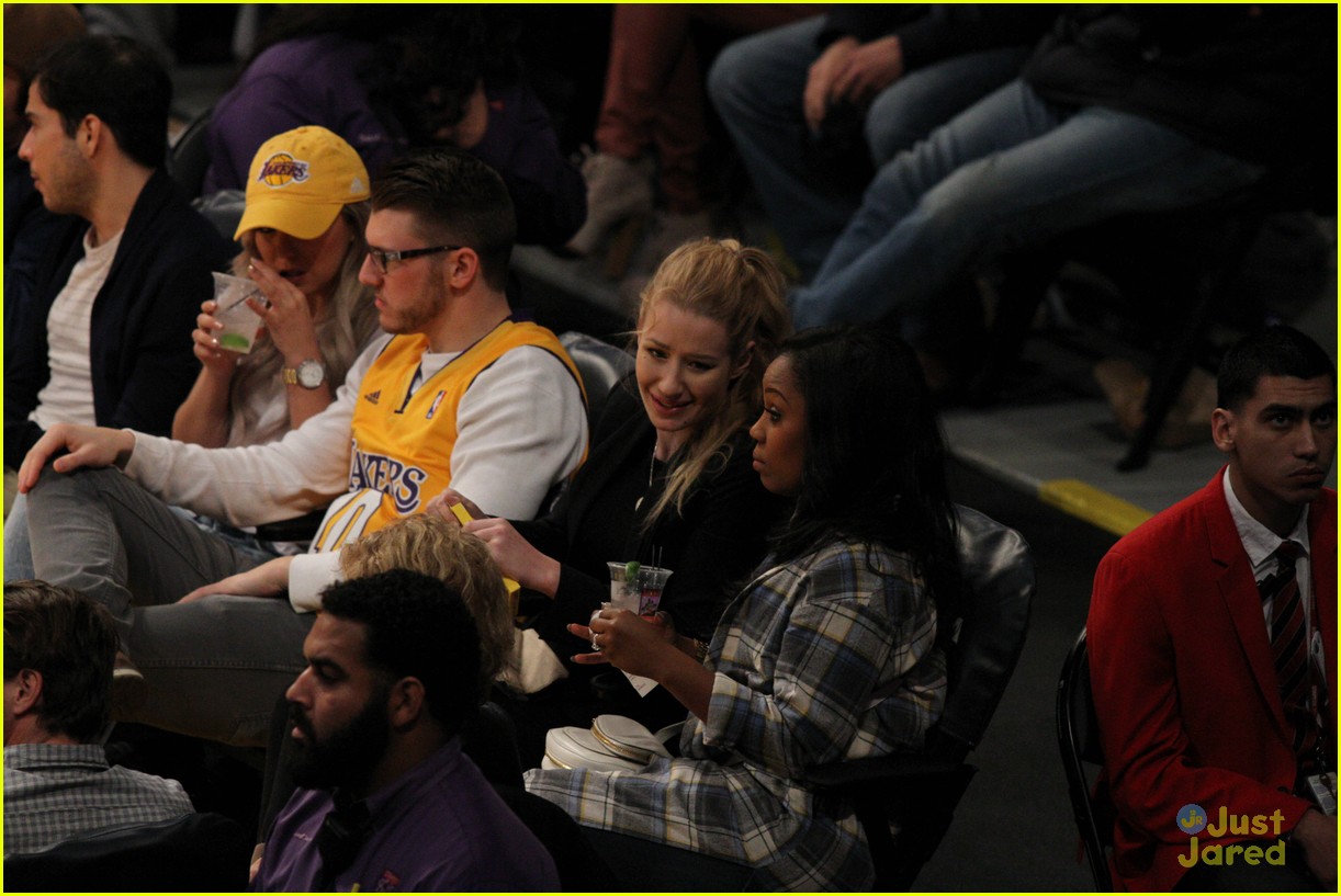 iggy azalea cheers on nick young at the lakers game 04