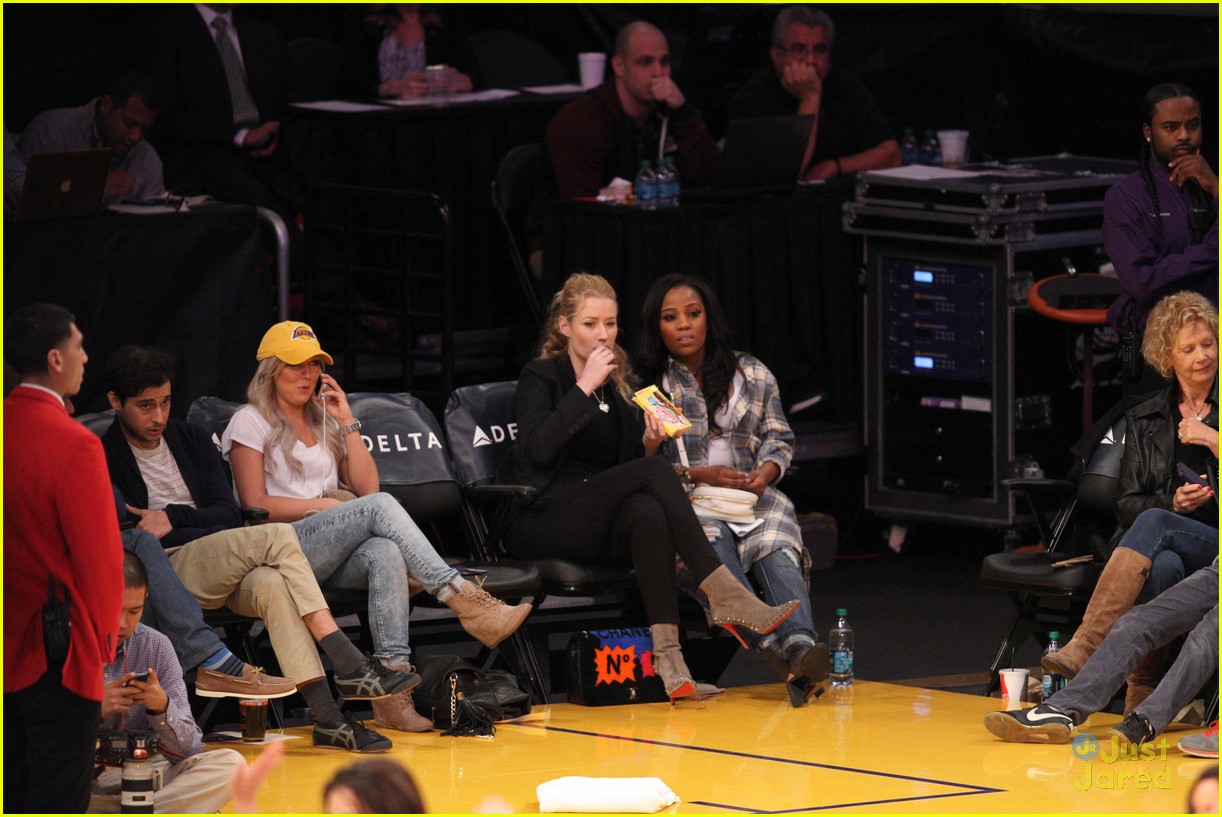 iggy azalea cheers on nick young at the lakers game 05