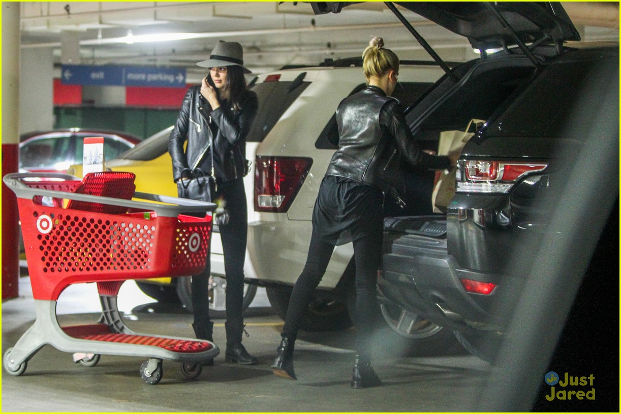 kylie jenner tyga give out gifts at hospital holiday party 05