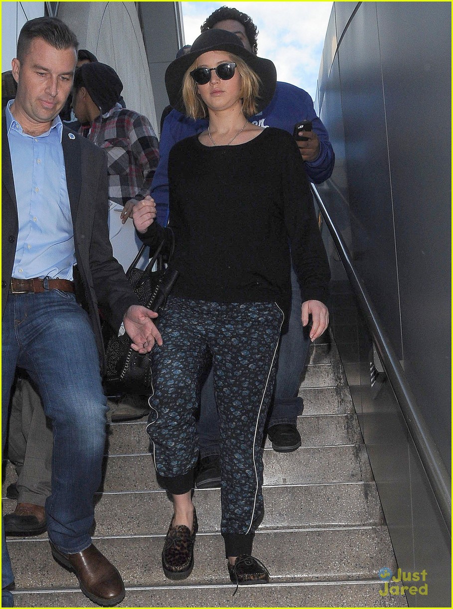 jennifer lawrence leaves hot body guard at home 04