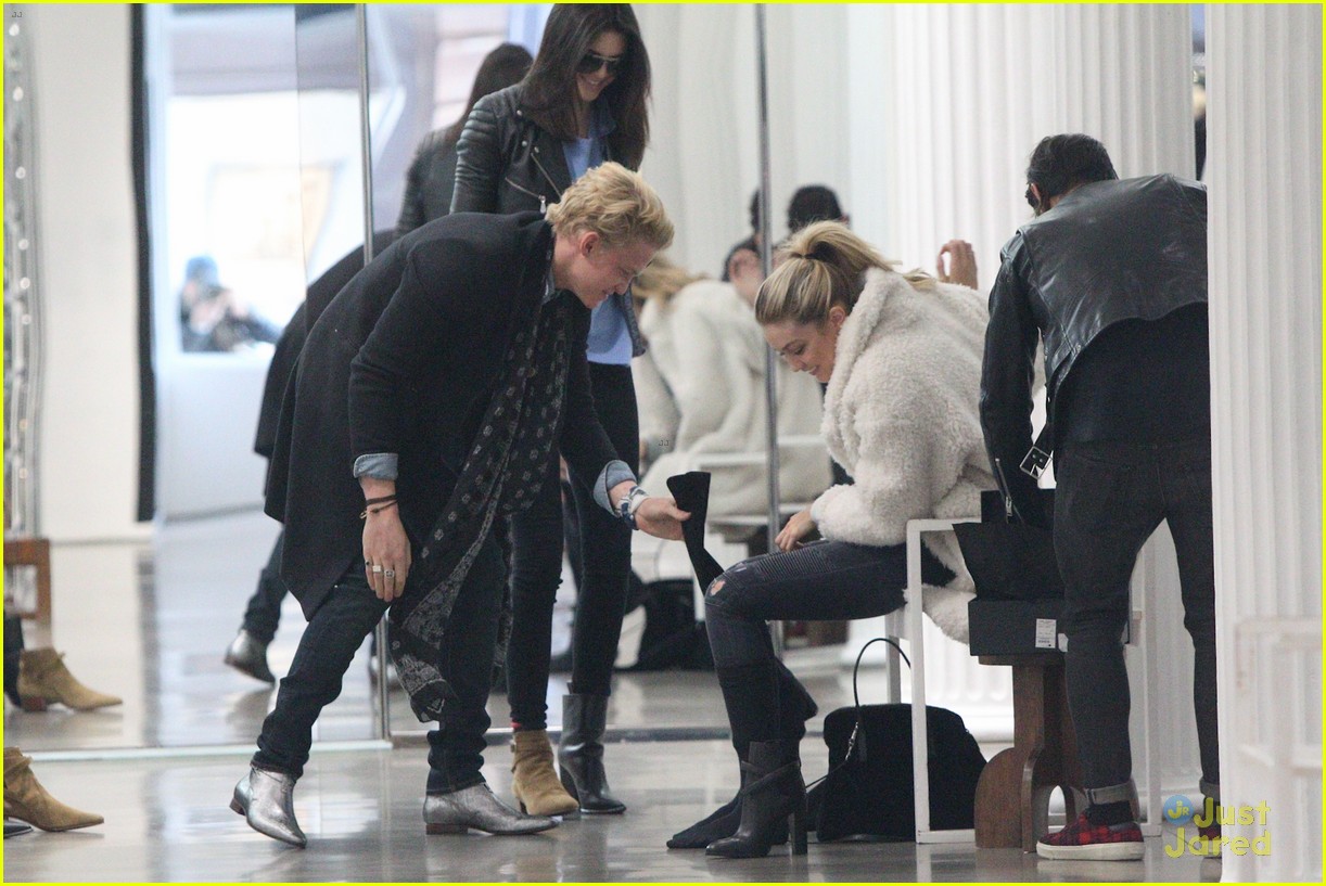 kendall jenner goes shoping in soho with gigi hadid cody simpson 15
