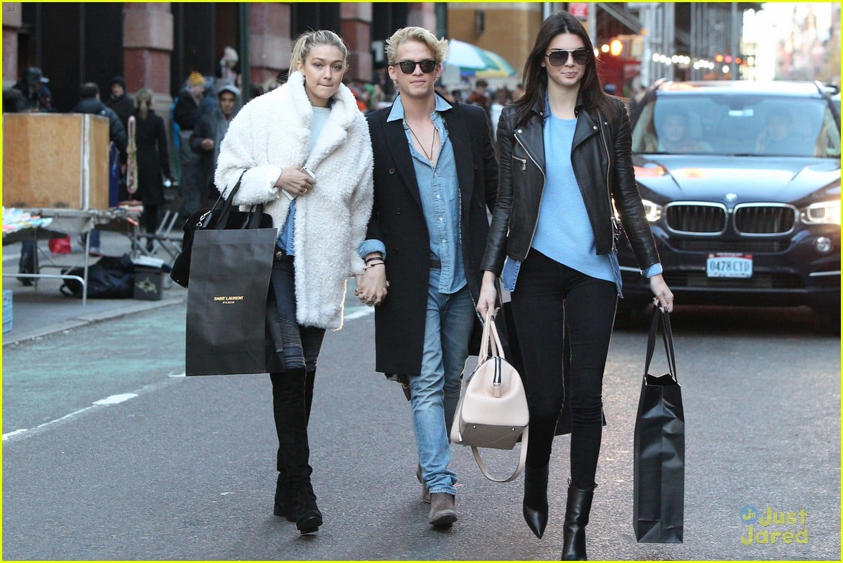 kendall jenner goes shoping in soho with gigi hadid cody simpson 17